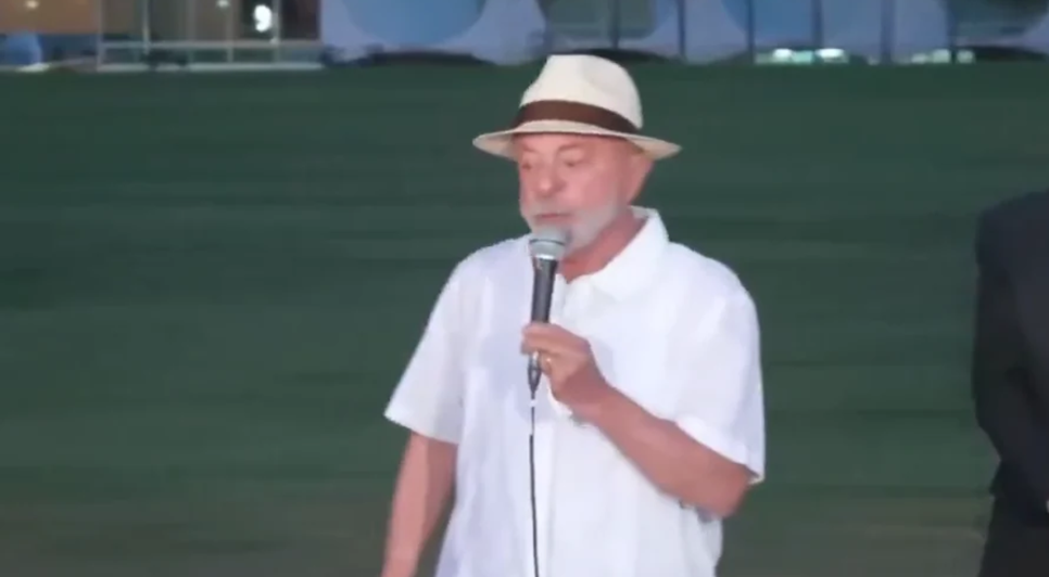 Em comemoração de aniversário, Lula contrapõe sua postura na Lava Jato à de Flávio Bolsonaro