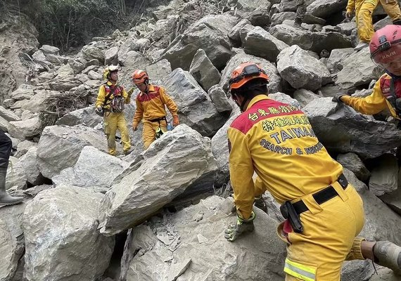 Socorristas de Taiwan libertam nove de caverna após terremoto