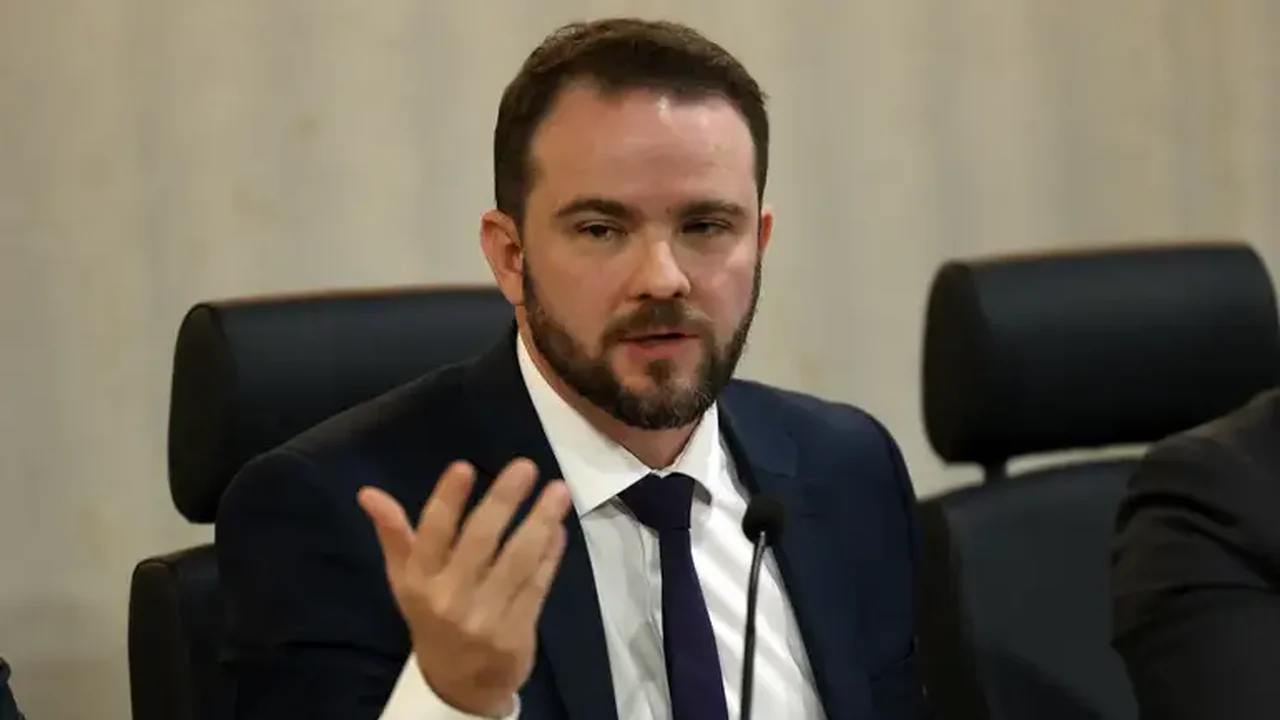 Durigan diz que governo vai monitorar combustíveis, mas vê tendência de fim dos subsídios