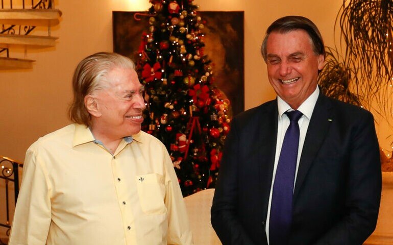 Ao lado de Bolsonaro, Silvio Santos recebe selo em homenagem a seus 90 anos