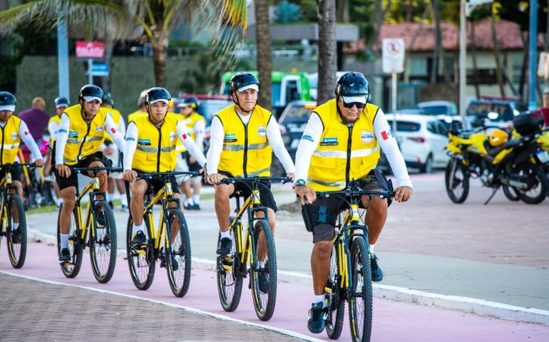 Ronda no Bairro presta primeiros socorros a idosa que passou mal na Ponta Verde