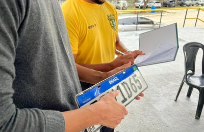 Saiba como recuperar placas de veículos perdidas durante as chuvas na capital