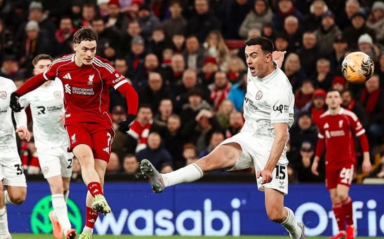 Liverpool desencanta no ano, goleia Barnsley com golaços e avança na Copa da Inglaterra