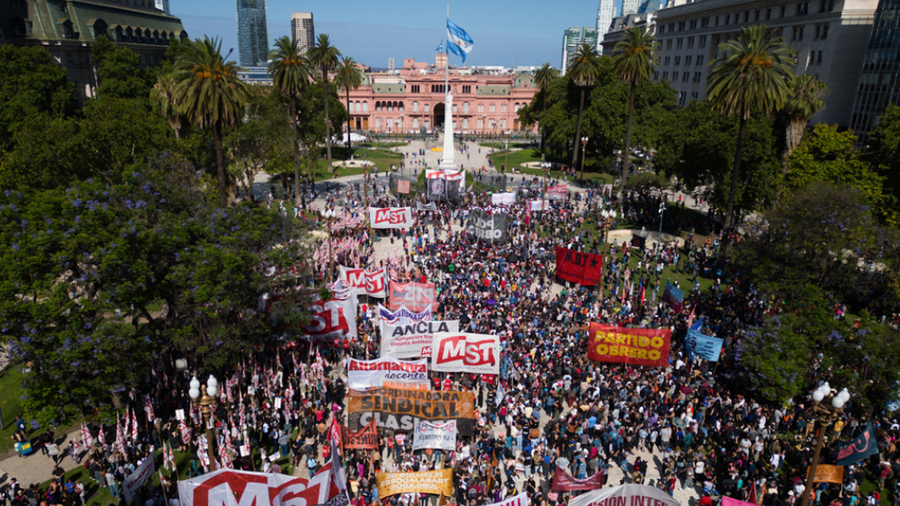 Nova onda de demissões de servidores provoca protestos e greve na Argentina