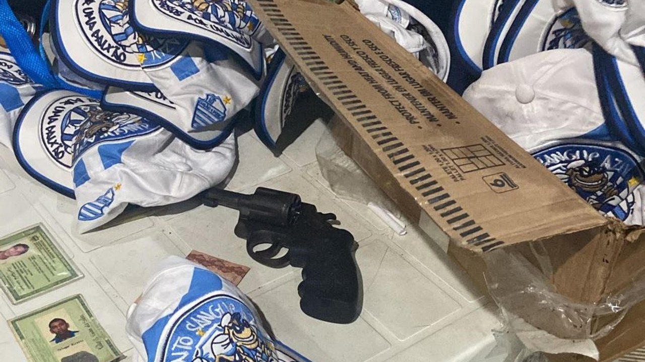 Homem é preso com arma e materiais de torcida organizada na parte alta de Maceió