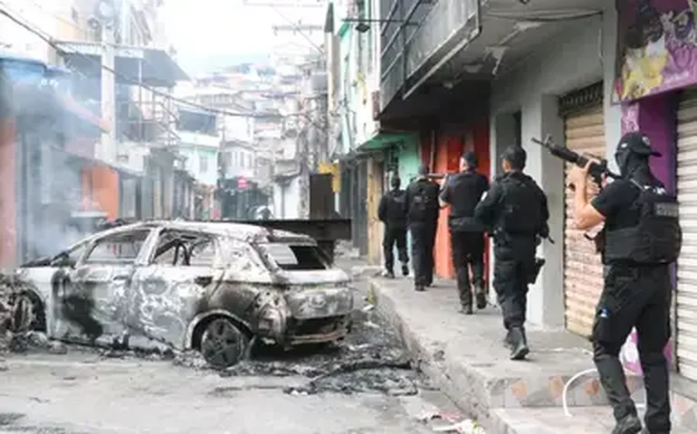 'Criamos um muro do Bope' na área de mata e retiramos roupas táticas dos mortos, diz secretário da PM sobre megaoperação