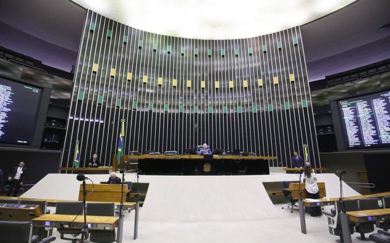 Câmara analisa projeto que regulamenta datas para realização de concursos e vestibulares; acompanhe