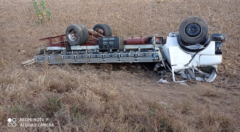 Motorista morre após desviar de carro e capotar caminhão em Carira
