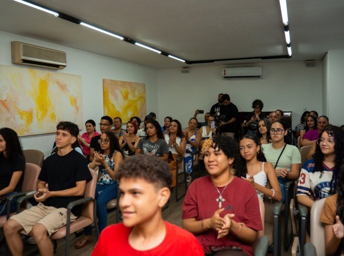 Estudantes se reúnem e compartilham expectativas para viagem à Inglaterra