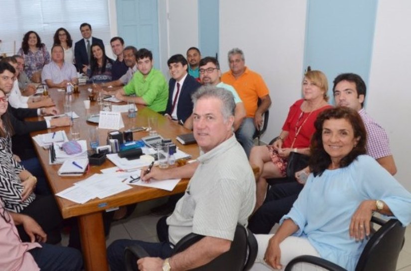 Prefeito e vice de Coruripe participam de reunião com secretãrios municipais