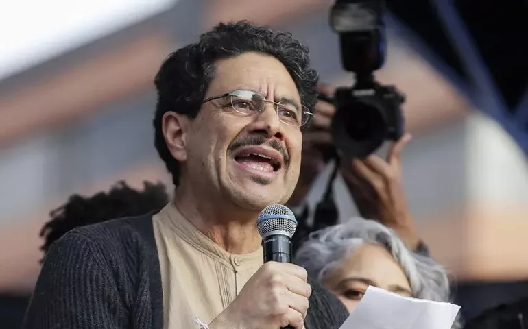 Iván Cepeda lidera pesquisas para suceder Gustavo Petro na Colômbia