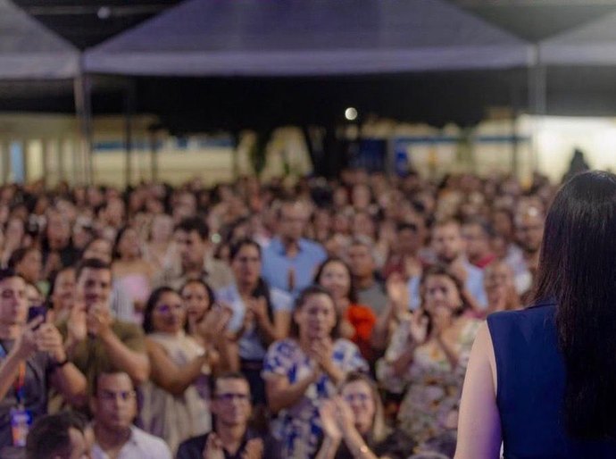 Pauline Pereira celebra o Dia do Professor com valorização e repasse histórico dos precatórios do Fundef