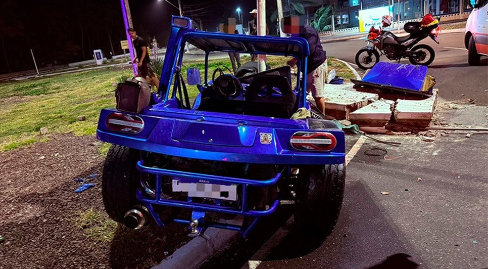 Buggy-colide-com-poste-e-deixa-duas-pessoas-hospitalizadas-na-SE-100-foto-bprv-1 / Foto: Foto: BPRv