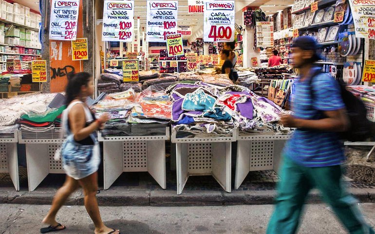 Vendas do varejo caem 2,5% em março ante fevereiro, afirma IBGE