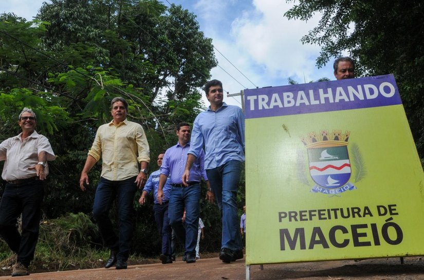Prefeito Rui Palmeira vistoria obras na Rua Marquês de Abrantes