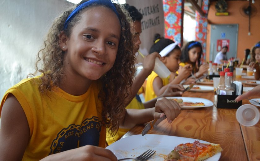 Restaurantes de Maceió promovem alimentação gratuita para crianças e adolescentes