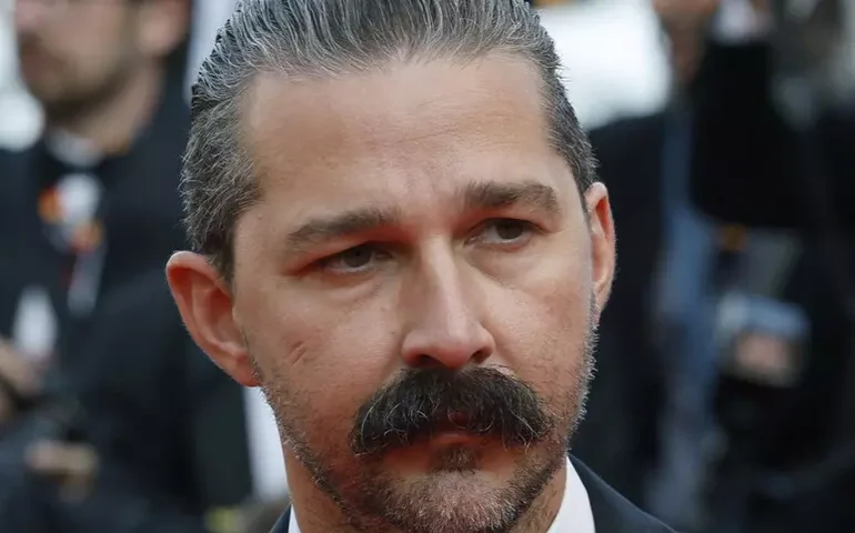Shia LaBeouf surta em café de Roma após ser visto de cueca em recepção de hotel