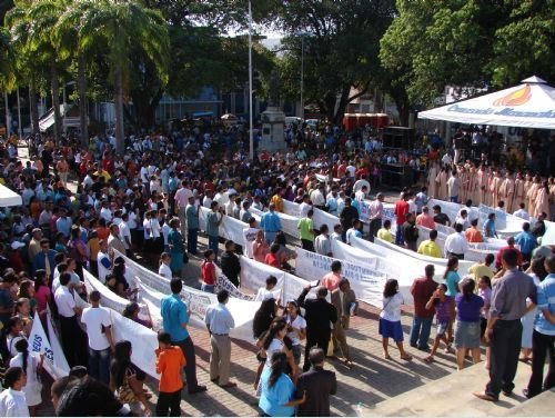 Concentração do Dia da Bíblia lota a Praça dos Martírios