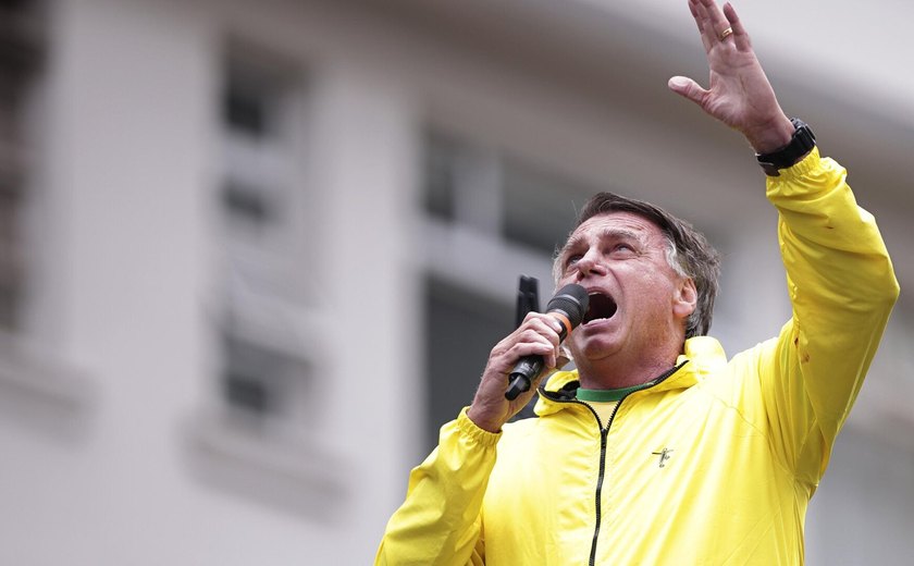 Bolsonaro participa por telefone de ato, usa redes de Flávio e pode ter problemas com STF