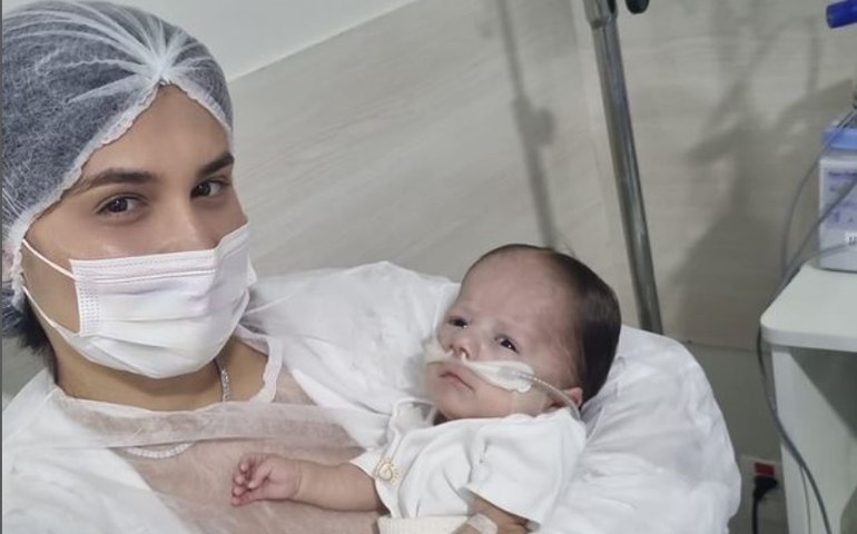 Mulher de Zé Vaqueiro mostra filho hospitalizado: 'Não vemos a hora de te levar pra casa'