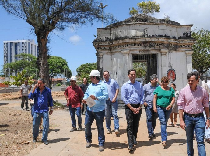 Prefeito em exercício de Maceió vistoria obras na Praça da Faculdade