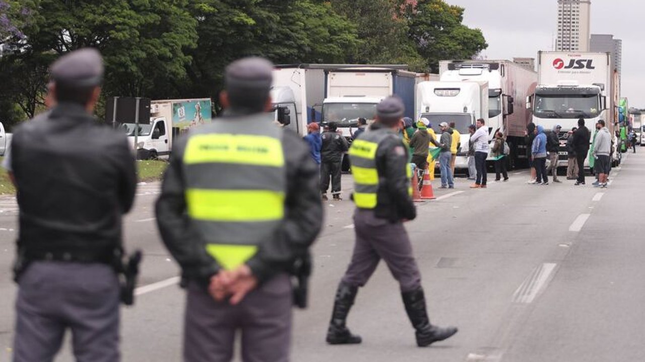 Acesso a Viracopos é liberado após protesto bolsonarista com barricada