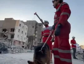Equipes de resgate do Crescente Vermelho fazem buscas em meio aos escombros em Teerã após ataques.