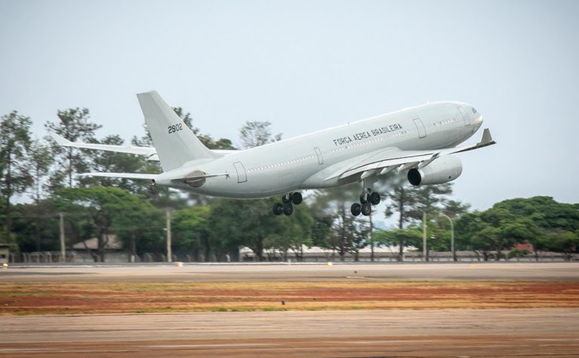 Voo de repatriação deixa Israel com 209 passageiros e 9 pets rumo ao Brasil