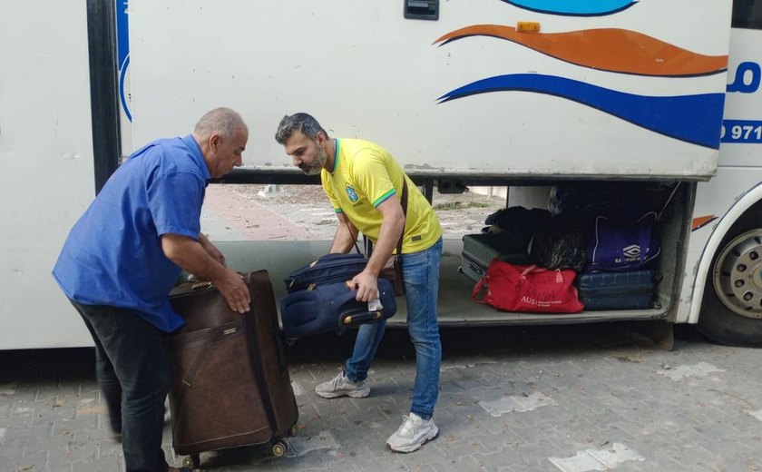 Ônibus com brasileiros aguarda liberação para cruzar fronteira com o Egito