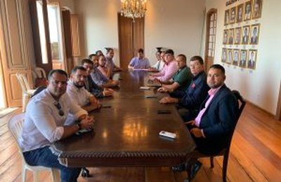 Prefeito Cacau anuncia auxílio de R$ 2 milhões para profissionais atingidos pelas chuvas