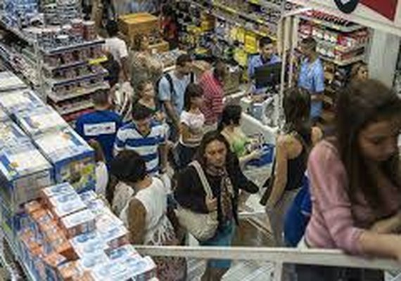 Vendas do varejo estão 7,4% abaixo do pico visto em outubro de 2014, diz IBGE