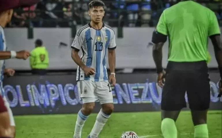 Após brilhar no Pré-Olímpico, argentino Sforza chega ao Rio para reforçar o Vasco