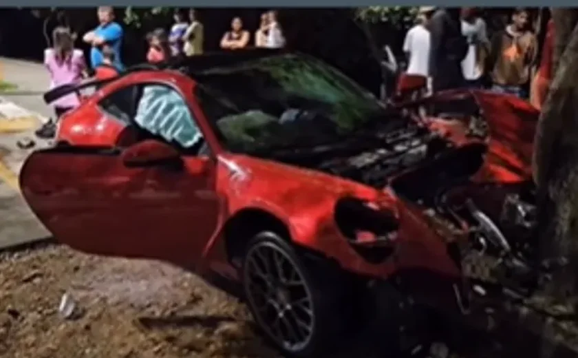 Porsche desgovernado bate em árvore e causa alvoroço em Arapiraca
