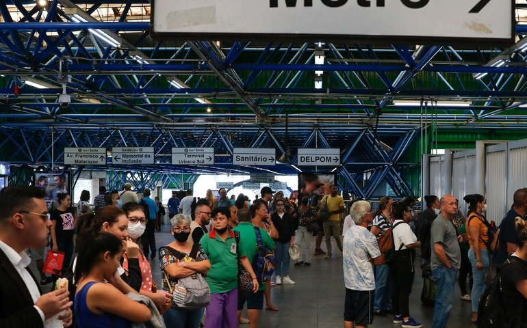 Metrô de SP não faz acordo e greve continua nesta sexta-feira