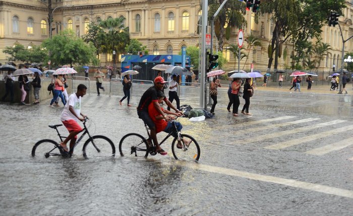 Previsão de chuva continua na terça-feira