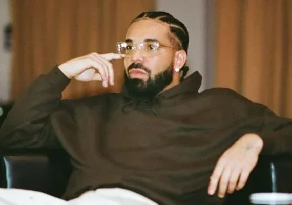 Em coro, público do Lolla manda Drake “tomar no c*” após cancelamento