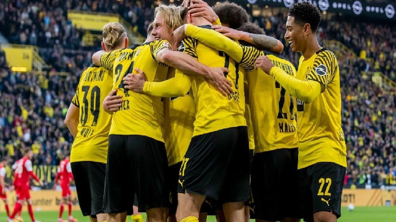 Borusssia Dortmund vence e mantém perseguição aos líderes no Campeonato Alemão