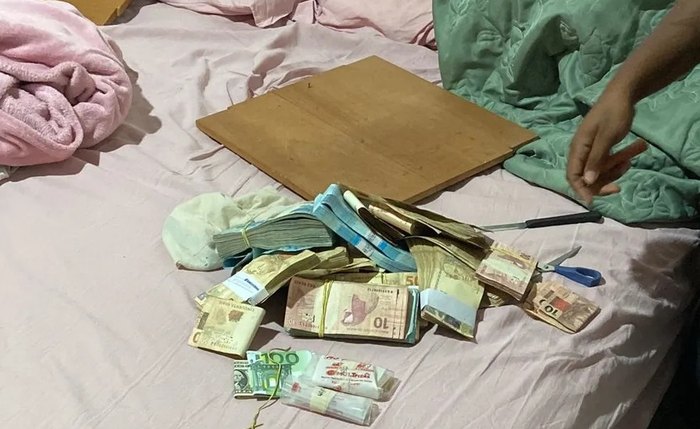 Foram encontrados quase R$ 125 mil em notas, incluindo dólares, euros e reais, ﻿na casa onde Bruno Heller foi detido