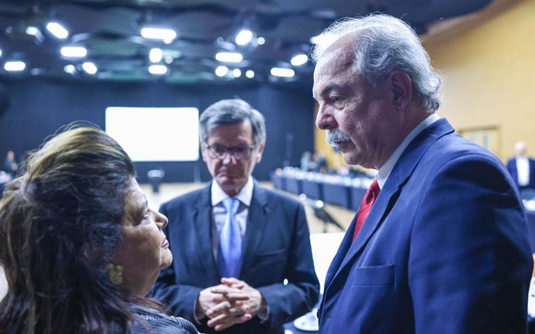 Famílias terão poder de compra, afirma Mercadante em encontro com varejistas