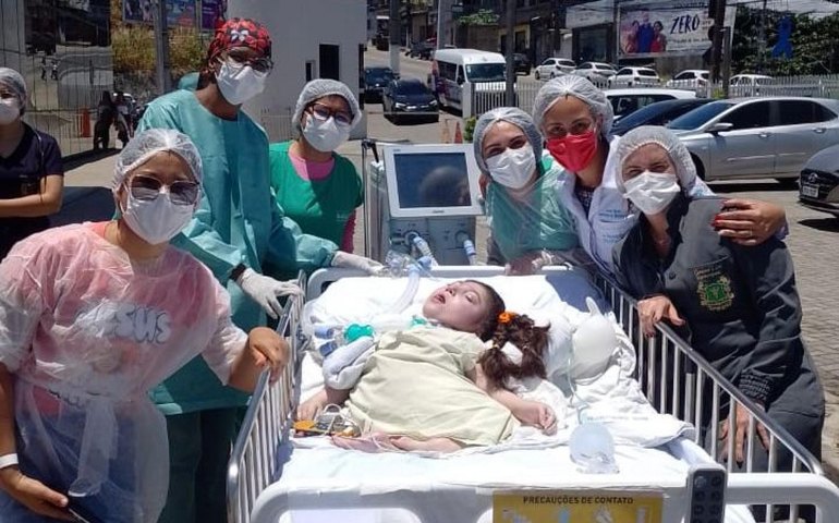 Hospital da Criança de Alagoas proporciona primeiro banho de sol a paciente com síndrome rara