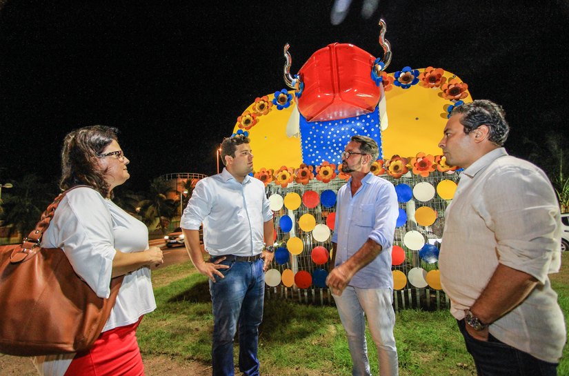 Marcelo Palmeira visita obra em espaço público de Jaraguá