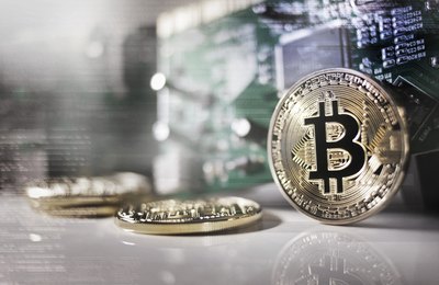 Comprar e vender criptomoedas no Brasil: guia explica regras, riscos e boas práticas para iniciantes