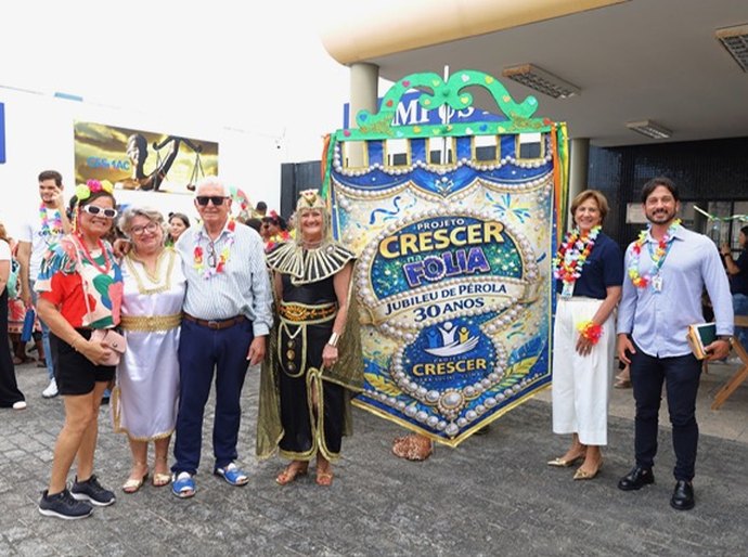 Projeto Crescer promove bloco carnavalesco animado que une comunidade e universidade em ação de inclusão social