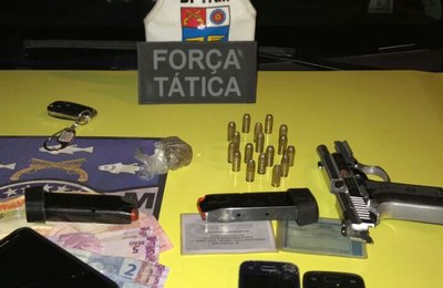 BPTran prende três com arma, munição e maconha em táxi