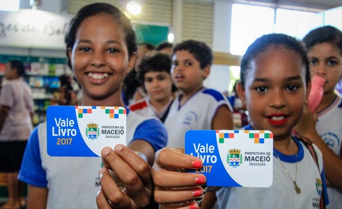 Estudantes da Rede Municipal são beneficiados com vale-livro durante a Bienal.