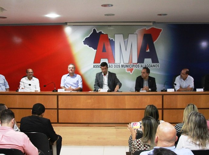 Senador Renan Calheiros reforça pauta municipalista em reunião na AMA