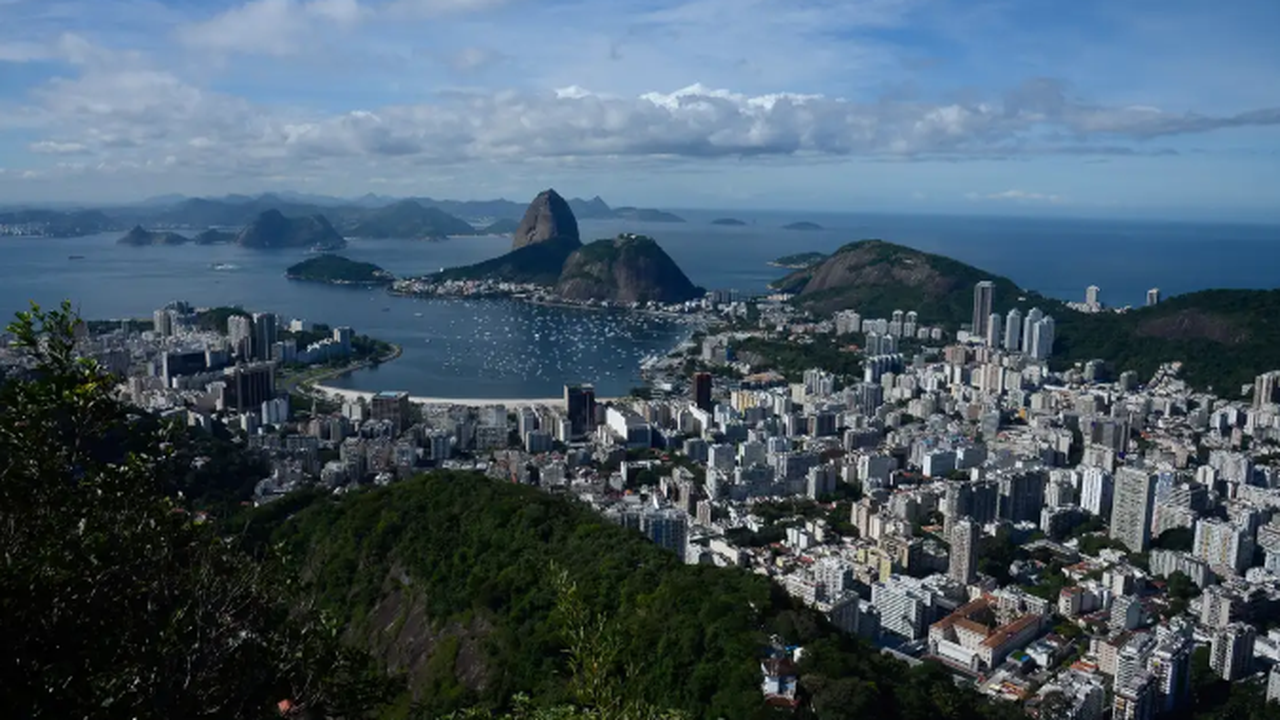 'A Zona Norte ganhou estradas e perdeu praias. Isso representa um racismo ambiental', diz autor de livro sobre os aterros que mudaram o Rio