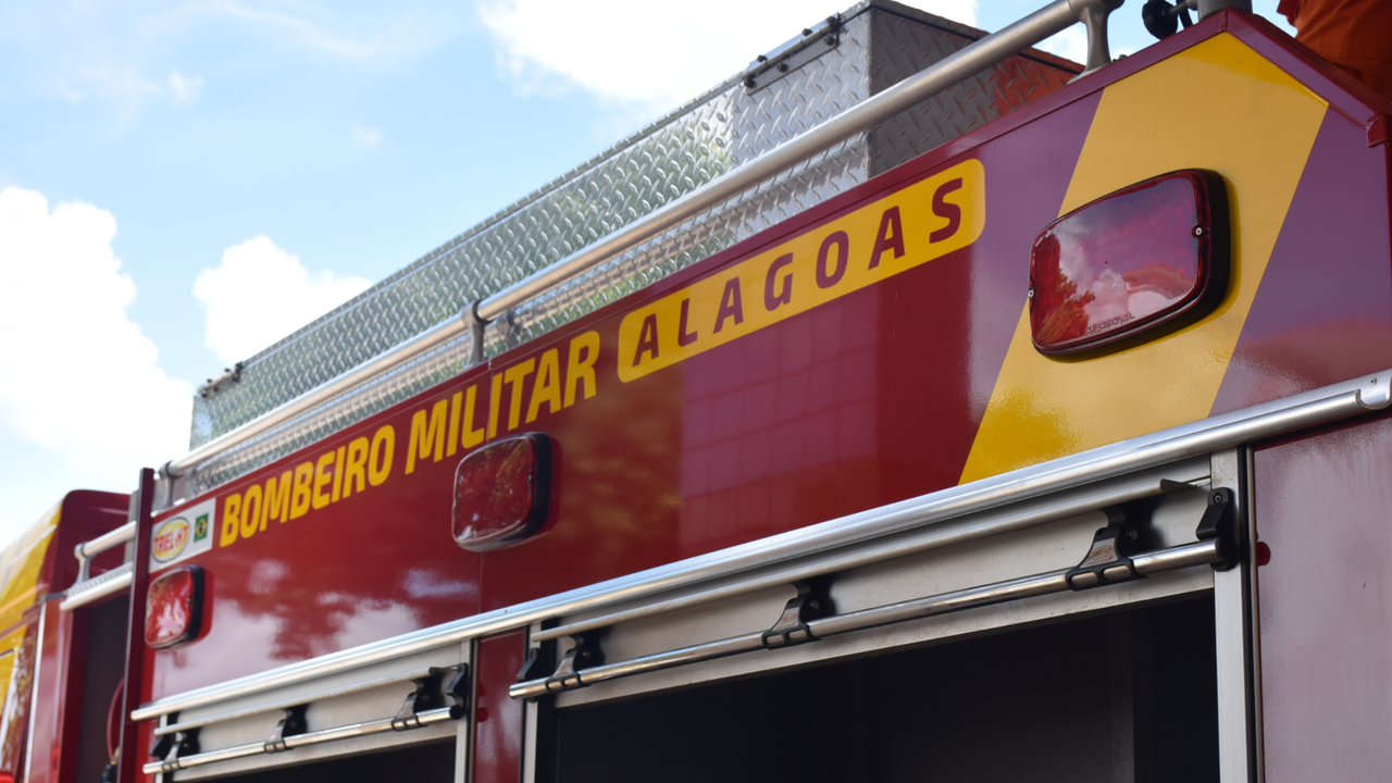 Bombeiros foram acionados para resgatar quatro pessoas em elevador