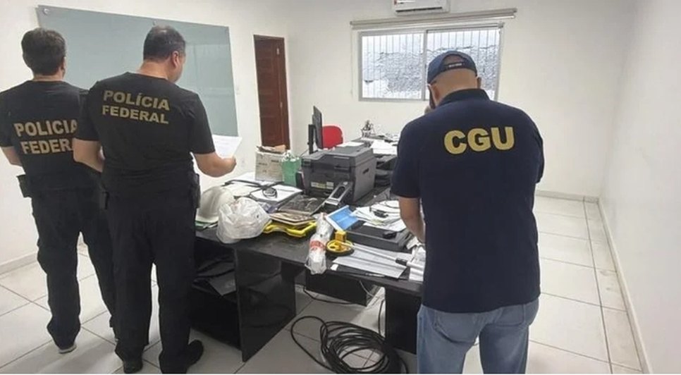 Polícia Federal e CGU cumpriram mandados da Operação Delivery para investigar supostas irregularidades em contratos de obras públicas em Murici. - Foto: Polícia Federal/Divulgação