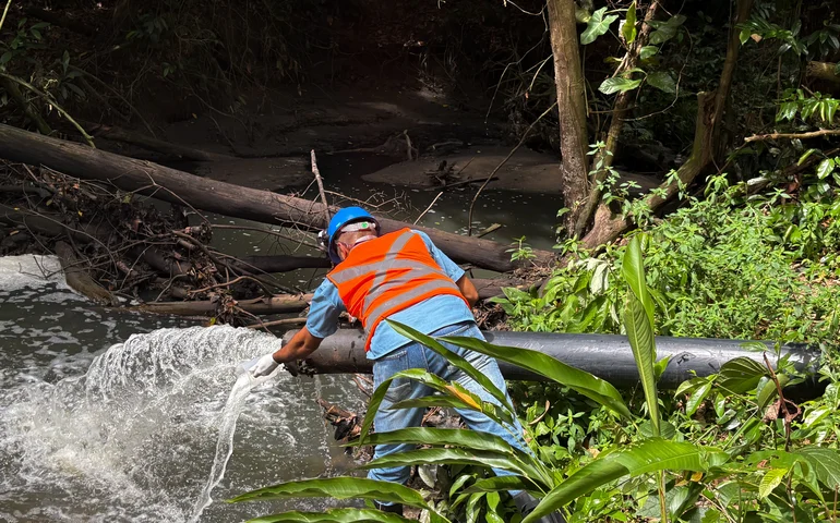 Fiscalização ambiental investiga denúncias de poluição no corpo hídrico do rio Riacho Doce